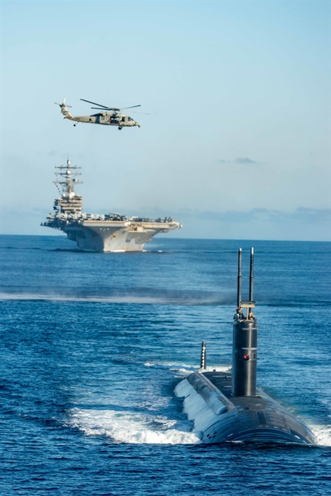 동해, 한미일 대잠전훈련 한미일 대잠전 훈련에 참가한 미국 측 전력들이 30일 동해 공해상에서 기동훈련을 하고 있다. 사진은 미국 원자력 추진 잠수함 아나폴리스함(앞쪽부터), 미국 원자력 추진 항공모함 로널드 레이건함, 미국 해상작전 헬기 MH-60 시호크. [해군 제공]