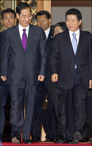 2007년 10월 2일 오전 노무현 대통령이 남북정상회담 장소인 평양으로 떠나기 위해 한덕수 국무총리의 환송을 받으며 청와대를 빠져 나오고 있다.