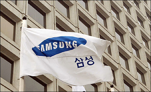 삼성 구조본의 법무팀장을 지낸 김용철 변호사는 양심고백을 통해 "삼성이 1000여명의 임원 명의로 수조원대의 비자금을 관리해왔다"고 밝혔다.