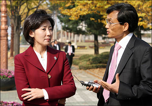 나경원 한나라당 대변인이 9일 오후 국회에서 오연호 오마이뉴스 대표기자의 인터뷰에 응하고 있다.
