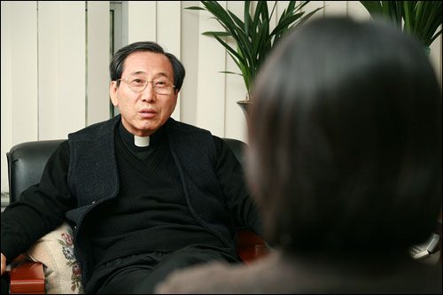함세웅 신부(민주화운동기념사업회 이사장)이 20일 오후 <오마이뉴스> 기자와 인터뷰하고 있다.