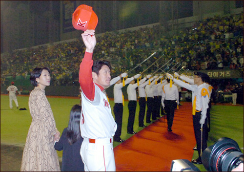  2006년 4월 12일, 광주무등경기장(두산전)에서 열린 이강철 선수의 은퇴식