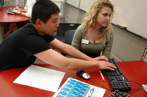 미국 UMASS대학교의 한 중국계 학생(왼쪽)이 글쓰기센터의 글쓰기도우미에게 자신이 쓴 글을 보여 주기 위해 컴퓨터 문서작성기를 열고 있다. 