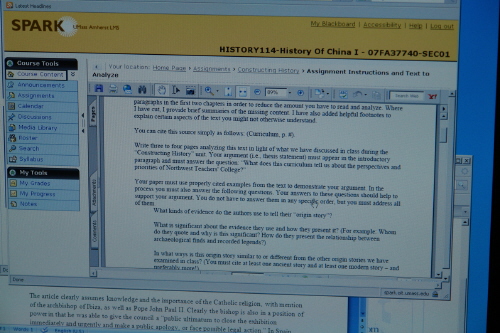UMASS대학교 글쓰기센터의 글쓰기도우미가 컴퓨터 문서작성기에 띄워 놓은 어느 학생의 글. 글쓰기센터에서는 학생 글이 좀더 좋은 글이 되도록 1대1로 지도해 주고 있다.