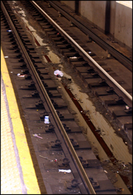 뉴욕의 전철역 선로는 쓰레기로 지저분한 경우가 많다.