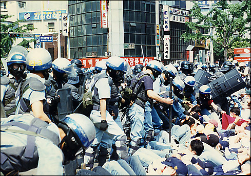 1990년대 초 사복체포조 '백골단'이 시위에 참가한 학생들을 무차별적으로 연행하고 있다.