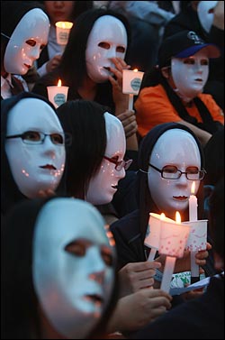 네티즌이 중심이 된 '이명박 탄핵을 위한 범국민운동본부' 주최로 2일 저녁 서울 청계광장에서 한-미 쇠고기 협상을 규탄하는 촛불문화제에 참가자들이 촛불을 들고 있다.