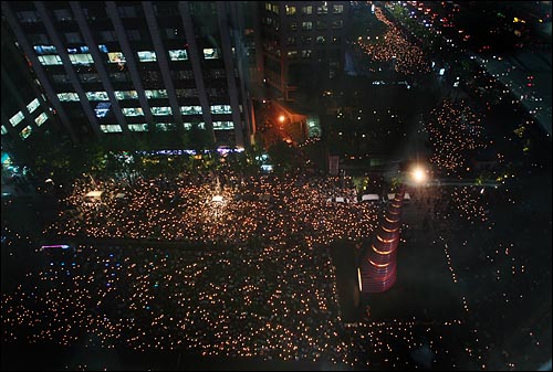 네티즌이 중심이 된 '이명박 탄핵을 위한 범국민운동본부' 주최로 2일 저녁 서울 청계광장 부근에서 한-미 쇠고기 협상을 규탄하는 촛불문화제가 열리고 있다. 