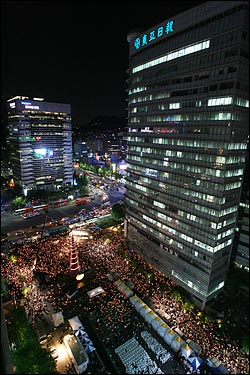 9일 저녁 서울 청계광장에서 '광우병위험 미국산쇠고기 전면 수입을 반대하는 국민대책위' 주최로 '미친소 너나 먹어! 이제 모두 나서자! 촛불문화제'가 열렸다.