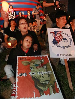 미국산 쇠고기 수입 전면 개방을 반대하는 학생과 시민들이 9일 저녁 서울 청계광장에서 열린 촛불문화제에서 정부의 미국산 쇠고기 수입 정책 철회를 촉구하며 구호를 외치고 있다.