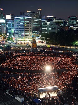 미국산 쇠고기 수입 전면 개방을 반대하는 학생과 시민들이 14일 저녁 서울 시청앞 잔디광장에서 열린 촛불문화제에서 정부의 미국산 쇠고기 수입 정책 철회를 촉구하고 있다.