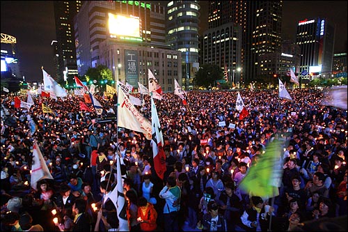 5일 저녁 서울시청앞 광장에서 열린 광우병위험 미국산쇠고기 반대 29차 촛불집중문화제에 참석했던 수만명의 시민, 학생들이 서울광장~명동~종각을 행진한 뒤 세종로 네거리에 집결해 있다.