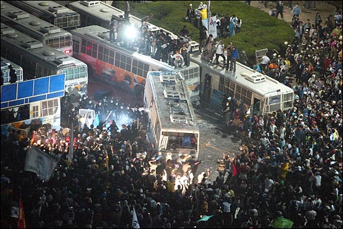 미국산쇠고기 수입 전면개방 반대 72시간 릴레이 농성 나흘째인 8일 새벽 서울 세종로 네거리에서 청와대 진출을 시도하는 시민, 학생들이 버스로 바리케이트를 친 경찰과 격렬하게 충돌하고 있다.