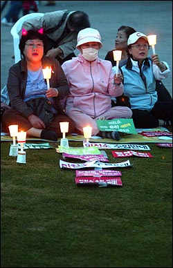 미국산 쇠고기 수입 전면개방 반대 72시간 릴레이 농성이 마무리 된 가운데 8일 저녁 서울시청앞 광장에서 32차 촛불문화제가 열리고 있다.