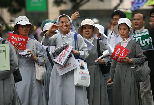 천주교 '가족 프란치스칸' 소속 사제와 수녀, 신도들 300여명이 10일 오후 시청-광화문 구간을 행진하고 있다.