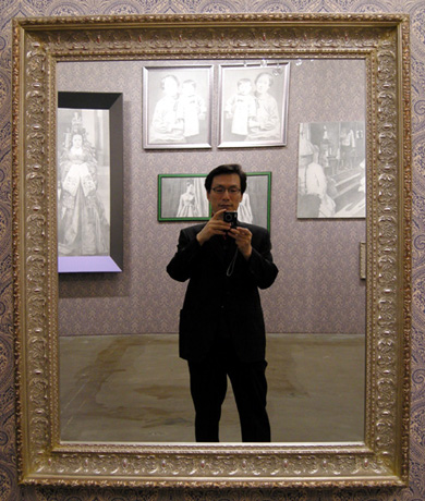 '노라 컬렉션(The Nora Collection) 연작' 캔버스에 목탄과 흑연(Charcoal and graphite on canvas) 거울액자 2008