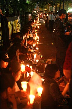 13일 저녁 이명박 정권의 공영방송 장악 움직임에 맞서 '공영방송 사수'를 주장하는 시민들이 여의도 KBS 본사를 에워싸고 촛불시위를 벌이고 있다.
