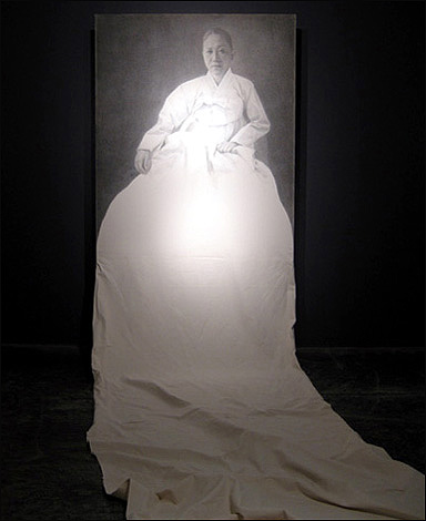 '레이디 로더미어(Lady Rothemere)' 132×162cm 캔버스에 목탄과 흑연 광목. 가변설치 2008