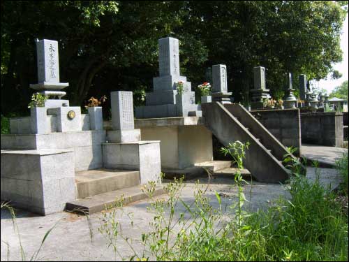 朝鮮人を盗難犯人と目して拷問して沸騰したお湯に投げ殺した日本人労働者の墓がこのいずれかとする。 石ころばかりの朝鮮人たちの墓に祈りを上げ降りる道に堂々と位置していた。
