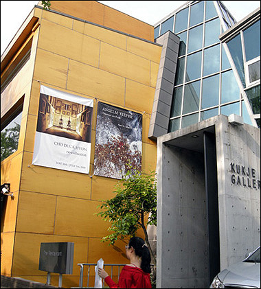 경복궁 민속박물관 건너편에 있는 소격동 국제갤러리 입구 조덕현전 포스터전(왼쪽)이 보인다.