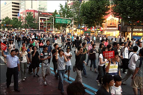 29일 오후 미국산 쇠고기 수입 반대 촛불문화제가 열릴 예정이던 서울시청 앞 광장을 경찰이 원천 봉쇄한 가운데 종로2가 탑골공원 앞에 모인 시민들이 종각네거리를 향해 행진하고 있다.