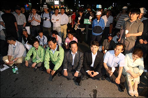 통합민주당 의원들이 종각 네거리에서 시민들과 함께 연좌시위를 벌이고 있다.