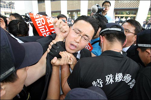 공권력 남용을 규탄하는 목회자 30여명이 1일 오후 서울 세종문화회관에서 경찰의 폭력진압에 항의하는 기자회견을 마친 뒤 십자가를 앞세우고 청와대 항의방문을 시도하다 저지하는 경찰과 몸싸움을 벌이고 있다.