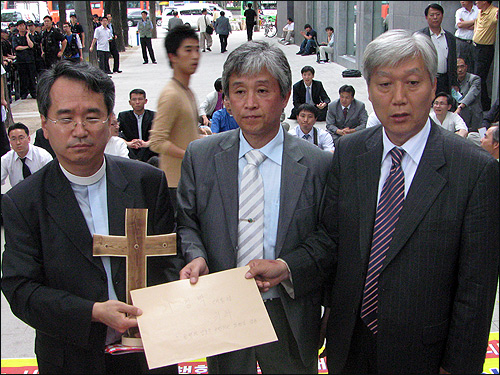 방인성 목사, 김성복 목사, 김창규 목사가 1일 오후 5시 40분 청와대에 항의서한 전달을 위해 떠나기 전 기자들의 촬영에 응하고 있다. 