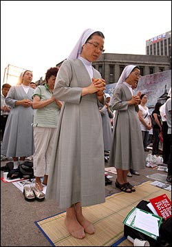 1일 저녁 서울시청앞 광장에서 천주교정의구현전국사제단이 주최한 시국미사에서 참석자들이 기도를 하고 있다.