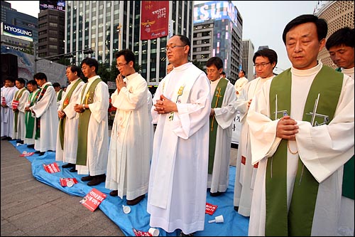 1일 저녁 서울시청앞 광장에서 천주교정의구현전국사제단이 주최한 시국미사에서 사제단 소속 신부들이 기도를 하고 있다.