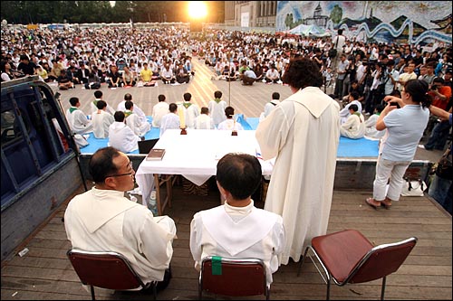 1일 저녁 서울시청앞 광장에서 천주교정의구현전국사제단이 주최한 시국미사가 열리고 있다.