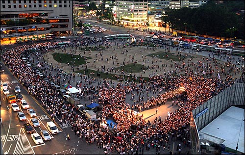 1일 저녁 서울시청앞 광장에서 천주교정의구현전국사제단이 주최한 시국미사에 참석한 신부, 수녀 및 시민들이 촛불을 들고 거리행진을 시작하고 있다.