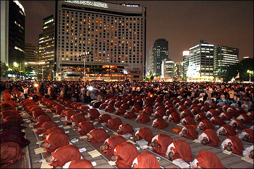 4일 저녁 서울시청앞 광장에서 열린 '국민주권 수호와 권력의 참회를 위한 시국법회'에서 스님들이 108배를 하고 있다.