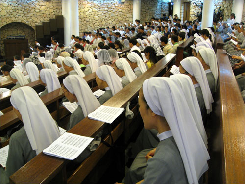5일 오후 4시 서울 정동 성프란치스코 성당에서 신부와 수녀, 그리고 시민 약 500여 명이 참석한 가운데 시국미사가 열렸다. 