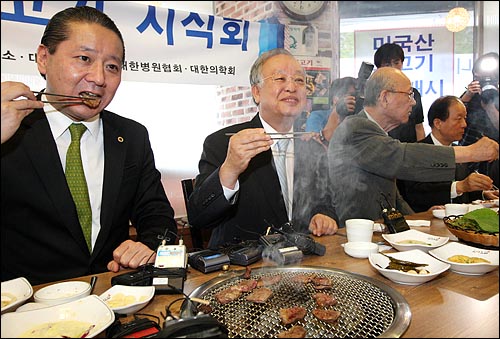 경제계와 의료계의 주요인사들이 9일 오후 서울 시내 한 음식점에서 미국산 쇠고기를 시식하고 있다. 