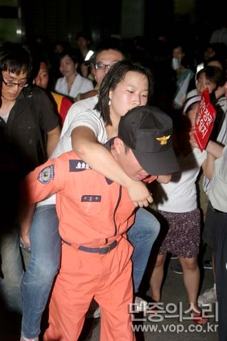 10일 밤 촛불집회가 끝나고 을지로 인도로 행진하던 한 시민이 경찰의 강제해산 과정에서 다쳐 병원으로 이송되고 있다.