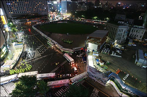 12일 밤 11시경 서울시청앞 광장을 경찰버스로 원천봉쇄한 경찰이 광우병국민대책회의 주최 범국민촛불문화제에 참석한 시민들이 행진해서 도착할 시간이 되자, 버스를 추가로 투입해서 부근 도로를 봉쇄하고 있다.