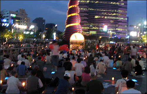 15일 저녁 7시 청계광장에서 민주공화국 문화행동 기획단 '배후세력'의 주최로 69차 촛불문화제가 열렸다.  
