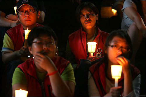 이명박 대통령의 '국민과의 대화'를 준비하던 9일 저녁 7시 서울역 광장에서 열린 '일터의 광우병 비정규직 철폐를 위한 촛불문화제'에서 기륭전자 비정규직 노동자들이 촛불을 들고 있다.