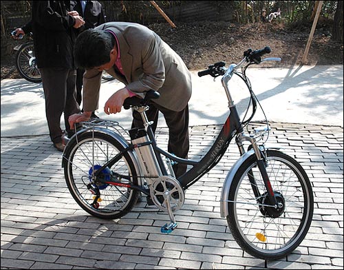 지난 3월 14일 봉하마을에서 전기자전거를 타고 마을을 둘러본 노무현 전 대통령.