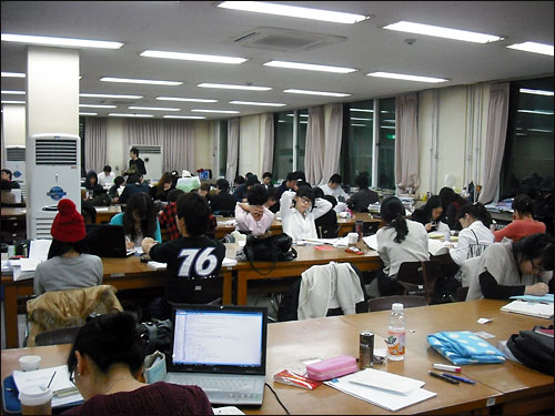16일 새벽 3시경, 서울 한국외대 도서관 열람실 풍경. 늦은 시각임에도 여전히 열람실에는 많은 학생들로 가득하다.