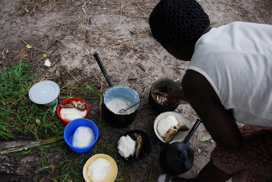 남부아프리카 주민들의 주식인 흰옥수수가루죽인 미즈밀. 

