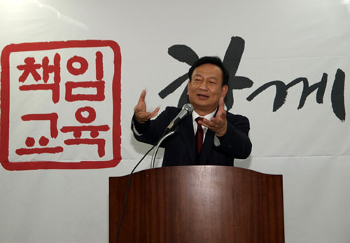 송하성 후보가 지난 2월 15일 선거사무소 개소식에서 지지를 호소화고 있다