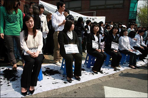 삭발에 참여한 20명의 대학생 대표자들 중에 상당수가 여학생들이다.