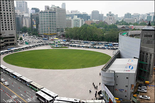 2009년 5월 24일 노무현 전 대통령 추모 행사가 시위로 변질될 것을 우려해 경찰이 경찰버스로 서울광장을 에워쌌다.