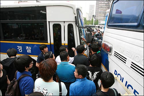 24일 오후 고 노무현 전 대통령 임시분향소가 마련된 서울 덕수궁 주변을 경찰이 수십대의 경찰버스로 차벽을 설치하고 봉쇄하자 시민들이 항의하고 있다.