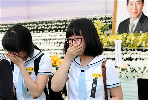 25일 오후 노무현 전 대통령의 빈소가 차려진 경남 김해시 진영읍 봉하마을 분향소에서 조문을 마친 여고생들이 울음을 터뜨리고 있다.