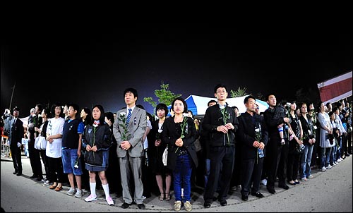 고 노무현전대통령에 대한 추모의 열기가 전국적으로 확산되고 있는 가운데 26일 새벽 경남 김해시 진영읍 봉하마을에 마련된 분향소에 시민들의 발길이 끊이질 않고 있다.