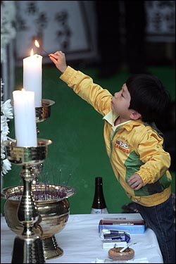 노무현 전 대통령 서거 삼일째인 25일 경남 김해시 진영읍 봉하마을에 마련된 분향소에서 꼬마 어린아이가 분향을 하고 있다.


