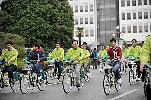 창원에서 개최된 '자전거축제'행사에 참석한 이대통령.